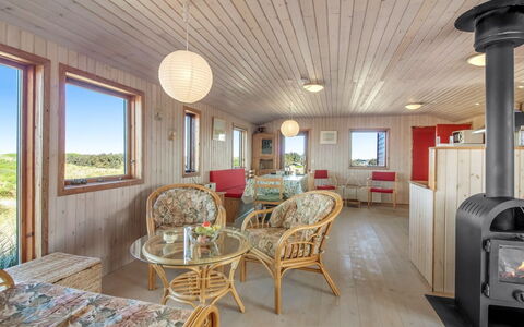 Bena - 300M from the Sea: Holz, Decke, Interior Design, Fussboden, Zimmer, Möbel, Hartholz, Holzbeize, Light Fixture, Wohnzimmer