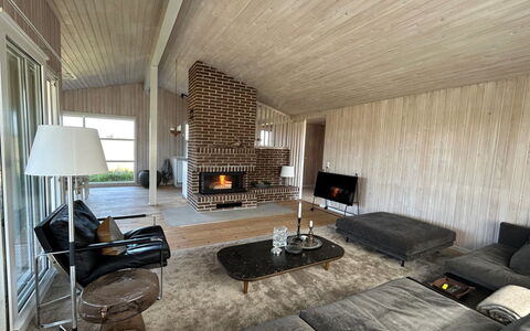 Sighfrith - 500M from the Sea: Flooring, Holz, Interior Design, Decke, Fussboden, Wohnzimmer, Möbel, Couch, Zuhause, Zimmer