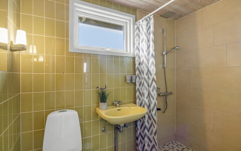 Sighfrith - 500M from the Sea: Toilleten Sitz, Badezimmer, Flooring, Armatur, Toilette, Fussboden, Wand, Interior Design, Holz, Bad Sink