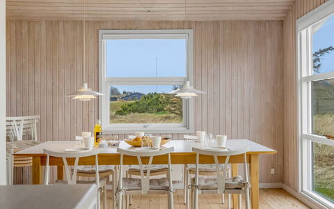 Sighfrith - 500M from the Sea: Möbel, Holz, Flooring, Interior Design, Esszimmer, Fussboden, Küche & Esszimmer Tisch, Tabelle, Decke, Stuhl