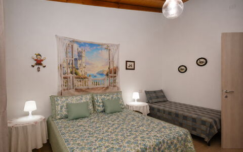 Villa Mameli: Möbel, Bett, Interior Design, Schlafzimmer, Bedding, Bettdecke, Fussboden, Linens, Flooring, Holz
