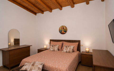 Villa Mameli: Bett, Möbel, Interior Design, Schlafzimmer, Bedding, Wand, Flooring, Bettdecke, Fussboden, Holz