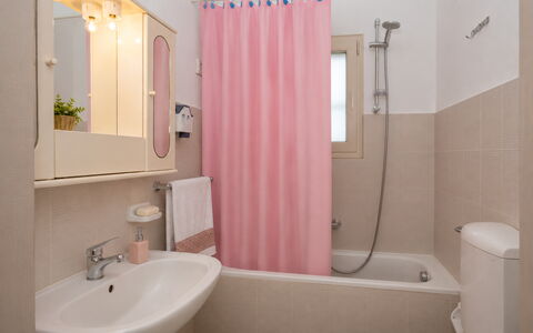 Villa Mameli: Badezimmer, Armatur, Bad Sink, Interior Design, Sinken, Flooring, Fussboden, Zapfhahn, Installation, Zimmer