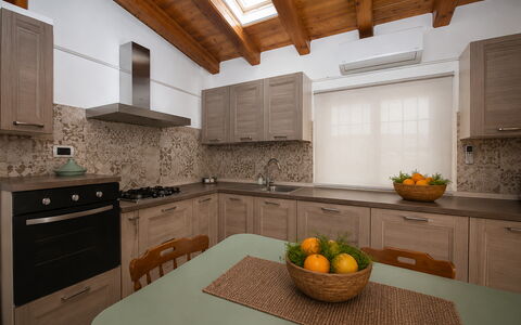 Villa Mameli: Küche, Countertop, Küchengerät, Möbel, Interior Design, Cabinetry, Major Appliance, Flooring, Holz, Spüle