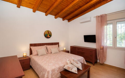 Villa Mameli: Möbel, Interior Design, Flooring, Fussboden, Holz, Bett, Schlafzimmer, Decke, Zimmer, Bettdecke