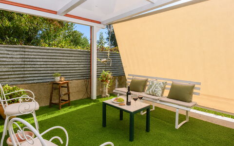 Villa Mameli: Möbel, Gartenmöbel, Interior Design, Fussboden, Stuhl, Terrasse, Schatten, Hartholz, Holzbeize, Zimmerpflanze