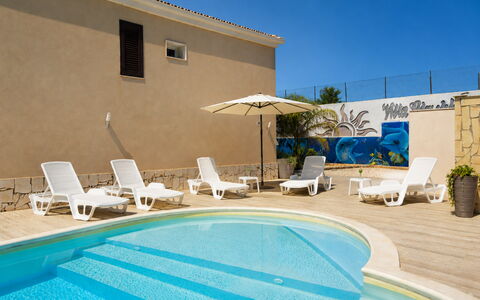 Villa Giugiola: Schwimmbad, Resort, Gartenmöbel, Hotel, Regenschirm, Schatten, Eco Hotel, Sonnenliege, Ferienort, Estate
