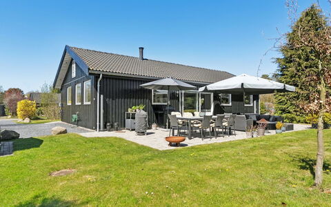 Loreia - 1.4Km from the Sea: Möbel, Gartenmöbel, Geschirr, Tabelle, Drinkware, Stuhl, Tisch Im Freien, Essen, Flasche