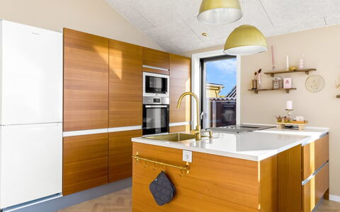 Sighrik - 25M from the Sea: Möbel, Küche, Flooring, Countertop, Interior Design, Cabinetry, Holz, Küchengerät, Fussboden, Stuhl
