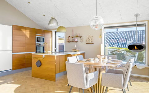 Sighrik - 25M from the Sea: Möbel, Interior Design, Flooring, Stuhl, Light Fixture, Fussboden, Holz, Decke, Küche, Küche & Esszimmer Tisch