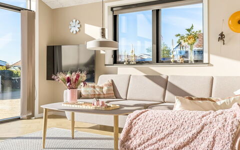 Sighrik - 25M from the Sea: Möbel, Interior Design, Flooring, Fussboden, Holz, Tabelle, Light Fixture, Zuhause, Wohnzimmer, Beleuchtung