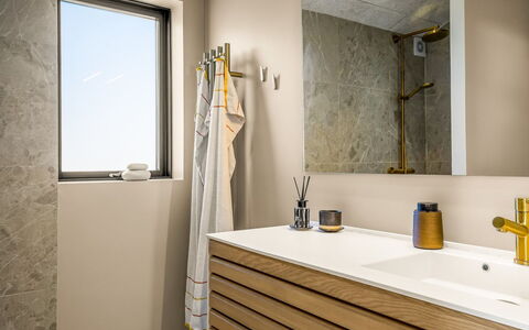 Sighrik - 25M from the Sea: Wand, Flooring, Holz, Interior Design, Armatur, Badezimmerschrank, Fussboden, Installation, Bad Sink, Badezimmer