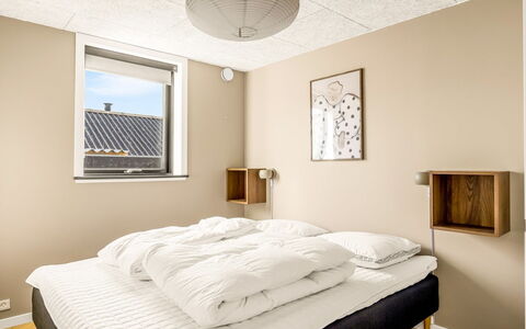 Sighrik - 25M from the Sea: Wand, Interior Design, Schlafzimmer, Flooring, Fussboden, Bett, Holz, Decke, Möbel, Bedding