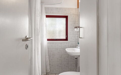 Antomine - 500M from the Sea: Wand, Flooring, Armatur, Badezimmer, Fussboden, Interior Design, Bad Sink, Sinken, Decke, Zimmer
