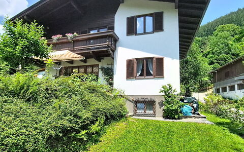 Alpenhit Zell am See: Gebäude, Haus, Zuhause, Strauch, Hütte, Dach, Ländliches Gebiet, Ground, Steigung