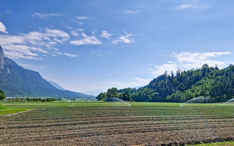 A3: Himmel, Bergforms, Grün, Gras, Wolke, Berg, Hügel, Feld, Natürliche Landschaft, Wiese