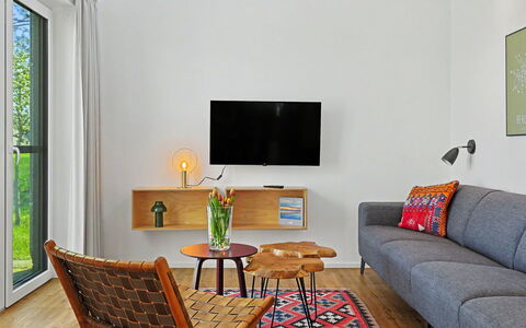 Haus S: Möbel, Interior Design, Flooring, Couch, Wand, Fussboden, Wohnzimmer, Holz, Tabelle, Zimmer