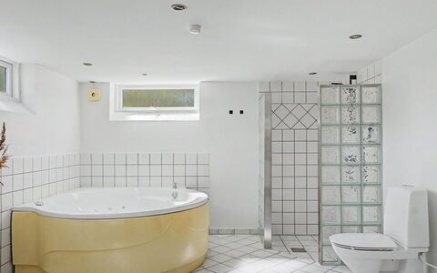Hjort - 80M from the Sea: Badezimmer, Armatur, Flooring, Badewanne, Interior Design, Fussboden, Installation, Fliese, Dusche, Zapfhahn