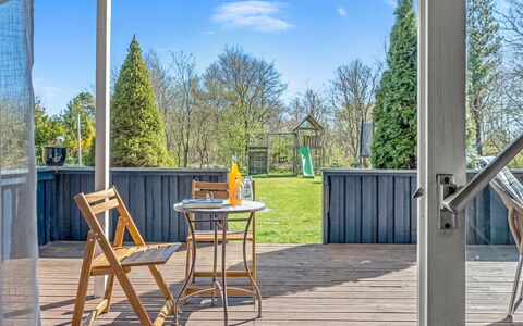 Florina - 10Km from the Sea: Holz, Veranda, Deck, Hartholz, Holzboden, Gartenmöbel, Schatten, Holzbeize, Stuhl, Garten