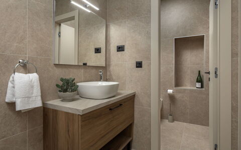 Orso: Bad Sink, Flooring, Fussboden, Armatur, Wand, Interior Design, Sinken, Badezimmer, Badezimmerschrank, Countertop