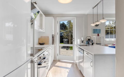 Ileana - 250M from the Sea: Küche, Countertop, Küchengerät, Interior Design, Flooring, Cabinetry, Light Fixture, Möbel, Major Appliance, Decke