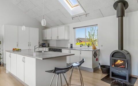 Finwith - 600M from the Sea: Flooring, Decke, Interior Design, Beleuchtung, Küche, Fussboden, Light Fixture, Haushaltsgerät, Countertop, Zimmer