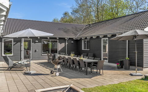 Finwith - 600M from the Sea: Dach, Zuhause, Hütte, Abstellgleis, Gartenmöbel, Schatten, Veranda, Estate, Garten, Terrasse