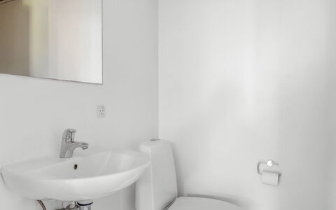 Finwith - 600M from the Sea: Bad Sink, Wand, Armatur, Interior Design, Sinken, Badezimmer, Flooring, Fussboden, Zapfhahn, Decke