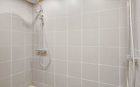 Brunetta - 200M to the Fjord: Flooring, Duschkopf, Dusche, Decke, Fussboden, Badezimmer, Armatur, Brausenstange, Duschpaneel, Installation