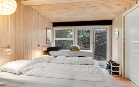 Brunetta - 200M to the Fjord: Interior Design, Möbel, Schlafzimmer, Bett, Holz, Decke, Bettdecke, Bedding, Zimmer, Flooring
