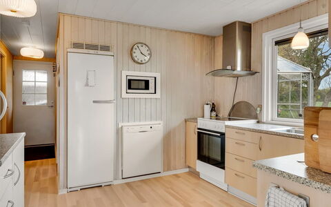 Brunetta - 200M to the Fjord: Küchengerät, Holz, Küche, Major Appliance, Interior Design, Countertop, Decke, Flooring, Cabinetry, Haushaltsgerät