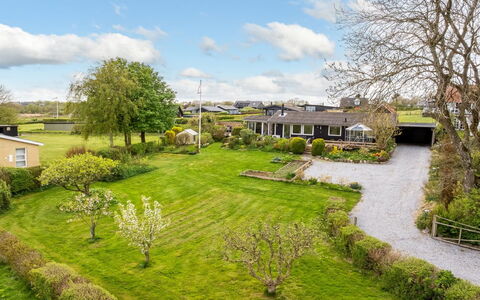 Brunetta - 200M to the Fjord: Strauch, Haus, Landschaft, Wohngebiet, Garten, Zuhause, Dach, Grundstueck, Ground