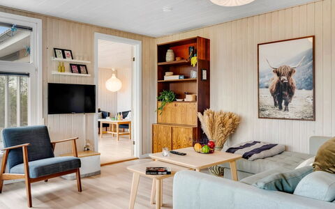 Brunetta - 200M to the Fjord: Möbel, Interior Design, Flooring, Fussboden, Holz, Wohnzimmer, Zimmer, Couch, Tabelle, Decke