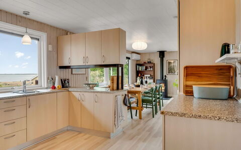 Brunetta - 200M to the Fjord: Küche, Countertop, Interior Design, Möbel, Küchengerät, Holz, Flooring, Fussboden, Decke, Cabinetry