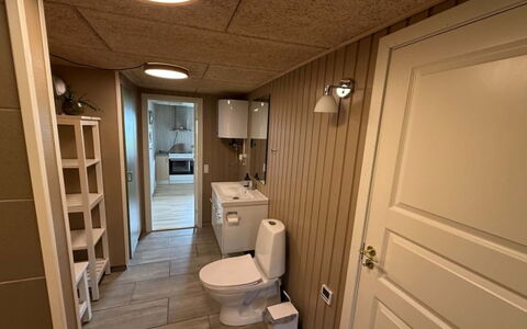 Brunetta - 200M to the Fjord: Flooring, Holz, Fussboden, Interior Design, Armatur, Zimmer, Decke, Installation, Sinken, Badezimmer