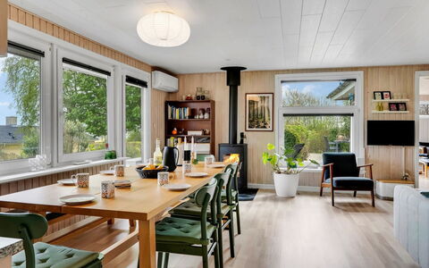 Brunetta - 200M to the Fjord: Möbel, Interior Design, Flooring, Holz, Light Fixture, Decke, Tabelle, Fussboden, Stuhl, Esszimmer