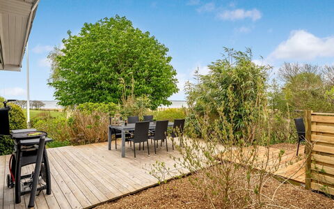 Brunetta - 200M to the Fjord: Strauch, Grundstueck, Garten, Schatten, Landscaping, Deck, Garten, Hinterhof, Walkway