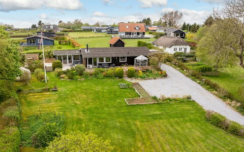 Brunetta - 200M to the Fjord: Gebäude, Haus, Dach, Wohngebiet, Zuhause, Landschaft, Strauch, Hütte, Grundstueck