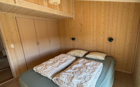 Hildegarda - 300M from the Sea: Fussboden, Flooring, Schlafzimmer, Wand, Holz, Bett, Interior Design, Möbel, Zimmer, Bettdecke