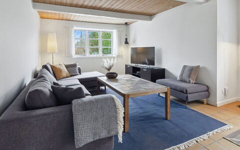 Munibert - 3.8Km from the Sea: Couch, Interior Design, Flooring, Holz, Möbel, Fussboden, Wohnzimmer, Decke, Zuhause, Zimmer