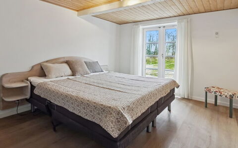 Munibert - 3.8Km from the Sea: Möbel, Bett, Interior Design, Schlafzimmer, Bedding, Bettdecke, Fussboden, Holz, Flooring, Decke