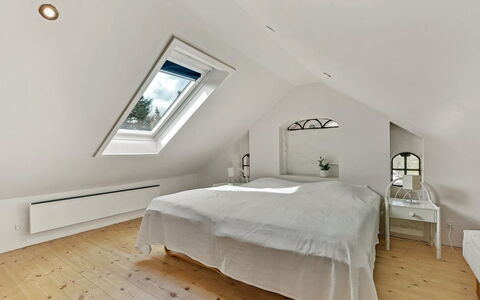 Munibert - 3.8Km from the Sea: Schlafzimmer, Decke, Holz, Bett, Interior Design, Flooring, Fussboden, Dachboden, Möbel, Beleuchtung