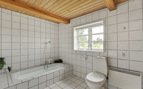 Munibert - 3.8Km from the Sea: Armatur, Flooring, Fussboden, Decke, Installation, Badezimmer, Interior Design, Verbundwerkstoff, Zapfhahn, Fliese