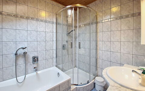Binter: Badezimmer, Armatur, Interior Design, Flooring, Badewanne, Fussboden, Zapfhahn, Installation, Dusche, Zimmer