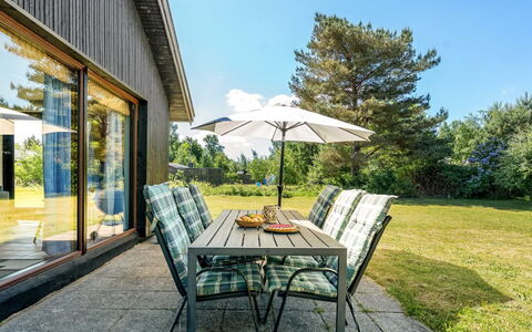 Tjerk - 900M from the Sea: Dach, Haus, Zuhause, Hütte, Tür, Abstellgleis, Deck, Veranda, Planke, Hartholz