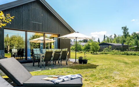 Tjerk - 900M from the Sea: Dach, Haus, Zuhause, Hütte, Tür, Abstellgleis, Deck, Veranda, Planke, Hartholz