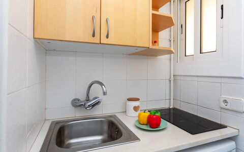 Estudi: Wohngebiet, Menschliche Siedlung, Wohnung, Eigentumswohnung, Schwimmbad, Resort, Gartenmöbel, Hotel, Ferienort, Urlaub