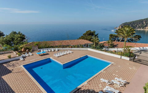 Estudi: Wohngebiet, Menschliche Siedlung, Wohnung, Eigentumswohnung, Schwimmbad, Resort, Gartenmöbel, Hotel, Ferienort, Urlaub