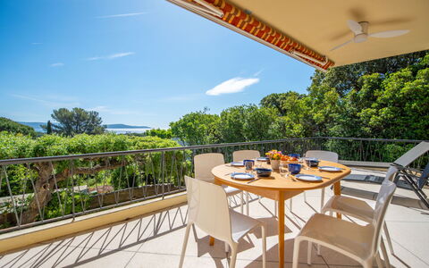 Les Bruyères: Wohngebiet, Menschliche Siedlung, Wohnung, Eigentumswohnung, Schwimmbad, Resort, Gartenmöbel, Hotel, Ferienort, Urlaub