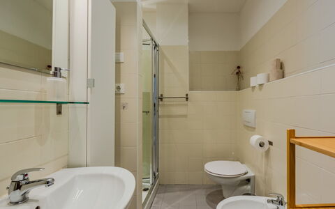 Riva Olive: Flooring, Interior Design, Fussboden, Decke, Armatur, Zimmer, Badezimmer, Toilette, Sinken, Toilleten Sitz